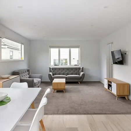 Contemporary & Central In Exclusive Sandy Bay Exterior photo