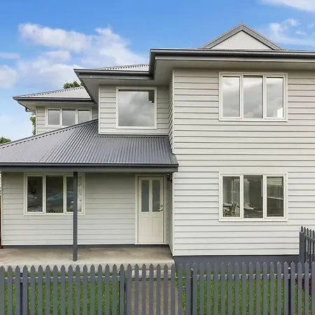 Contemporary & Central In Exclusive Sandy Bay Exterior photo
