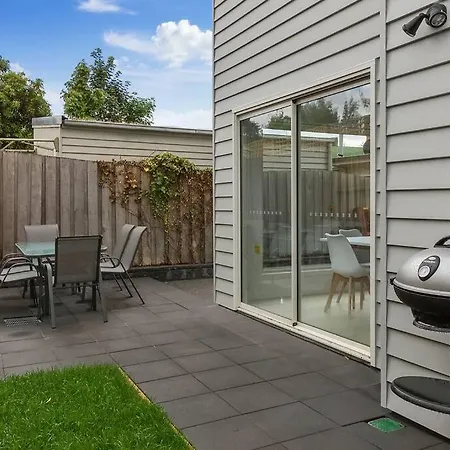 Contemporary & Central In Exclusive Sandy Bay Exterior photo