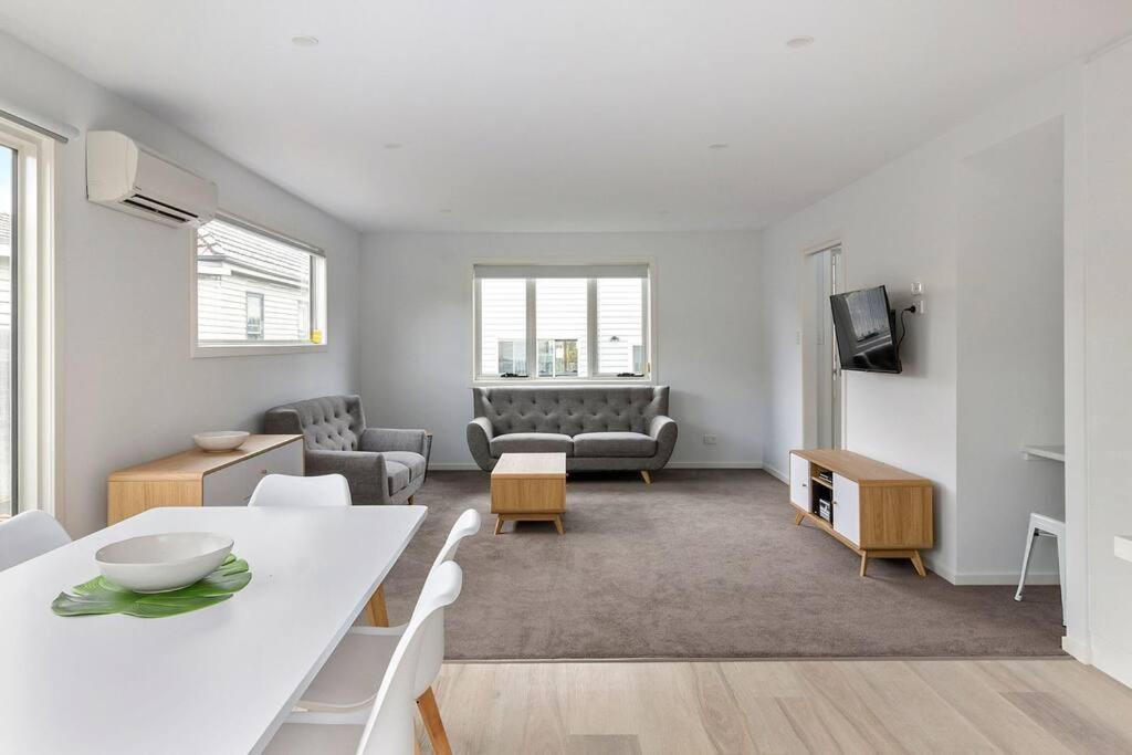Contemporary & In Exclusive Holiday home Sandy Bay